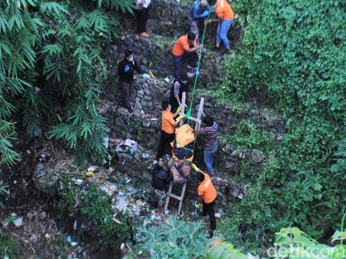 Jasad Edward Silaban dievakuasi tim Inafis Polresta Bandung di dasar jurang, Kecamatan Cililin, Kabupaten Bandung Barat, Jawa Barat, Senin (3/2/2020). Pria penagih utang tersebut dibunuh dan dibuang mayatnya oleh pegawai kedai ramen.