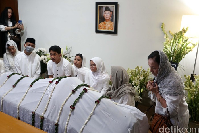 Jenazah Gus Sholah disemayamkan di rumah duka di Mampang Prapatan, Jakarta Selatan. Begini suasananya.