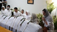 Keluarga almarhum berkumpul di samping jenazah Gus Sholah.