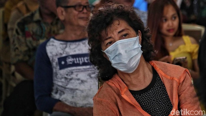 Penyuluhan Virus Corona di Jakarta Utara Sejumlah warga mengikuti penyuluhan antisipasi virus Corona di kawasan Apartemen Meditarenia Marina dan Apartemen Baywalk, Jakarta Utara, Senin (3/2). Kegiatan tersebut bertujuan memberitahu kepada warga tentang bahaya virus Corona dan cara mengantisipasinya.