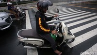 Sejumlah pengendara motor melanggar marka lalu lintas di Simpang Sarinah, MH Thamrin, Jakarta, Senin (3/2/2020).
