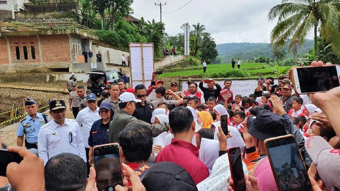 Presiden Joko Widodo (Jokowi) kembali mengunjungi Kecamatan Sukajaya, Kabupaten Bogor. Sukajaya merupakan wilayah terdampak banjir dan longsor pada awal Januari 2020 lalu.