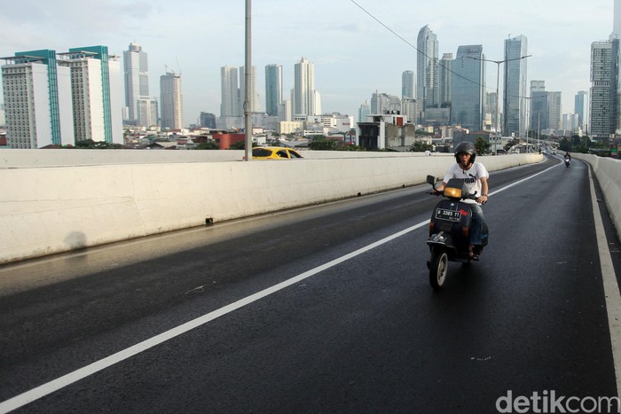 Hingga kini pengendara sepeda motor masih nekat melintas JLNT Casablanca. Polisi pun akan memasang kamera e-TLE di JLNT tersebut.