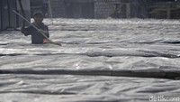 Biasanya perajin ikan asin ini hanya membayar Rp 500 ribu. Kini mereka harus merogoh kocek nyaris dua kali lipat.