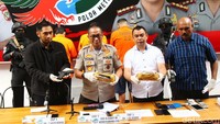 Atas perbuatannya, para tersangka dikenakan Pasal 114 ayat 2 subsider Pasal 111 ayat 2 UU RI 35 tahun 2009 tentang narkotika. Para tersangka terancam hukuman 20 tahun penjara.