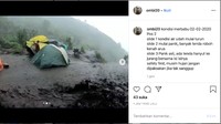 Tempat kemping di Pos 2 Jalur Selo, Gunung Merbabu diterjang banjir. Dikabarkan ada tenda pendaki yang hanyut di kejadian ini (Foto: Tangkapan layar/ombi20/Instagram)