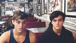 Gaya Dolan Twins, Youtuber Kembar yang Kompak Saat Kulineran