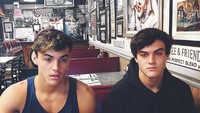 Kompak dengan ekspresi wajah yang flat, Dolan Twins sama-sama penyuka pancake. Hanya saja, pesanan Grayson dengan topping buah strawberry, sementara Ethan hanya dengan taburan gula halus. Foto: Instagram @ethandolan @graysondolan