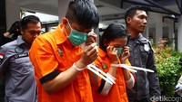 Dari informasi itu, pihak kepolisian melakukan koordinasi dengan Bea Cukai Jawa Barat. Diketahui paket itu masuk ke salah satu kantor pos di kawasan Cianjur. Polisi kemudian mengamankan seorang berinisial D yang saat itu mengambil paket tersebut.