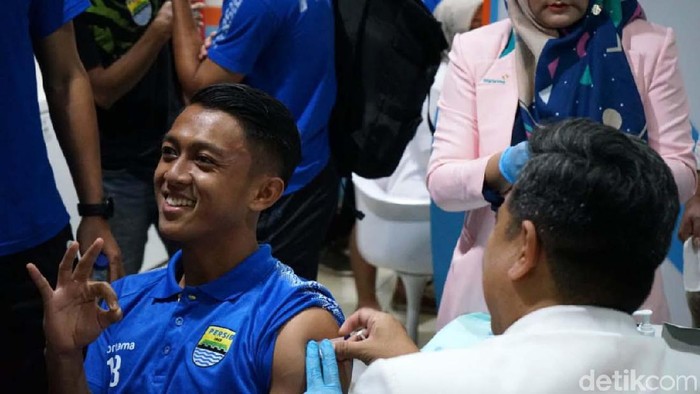 Ekspresi Penggawa Persib Bandung saat Divaksinasi Beberapa pemain Persib Bandung meringis ketika dokter menusukkan jarum suntik ke lengan mereka. Senin (3/2/2020) pagi, skuad Maung Bandung divaksinasi.