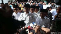 Didampingi JK, Jokowi memberikan keterangan pers.