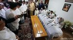 Suasana di Rumah Duka Gus Sholah