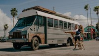 Pada 2017, mereka memutuskan untuk merenovasi sebuah bus. Namun selang 9 bulan, pasangan ini memilih berpindah ke RV bersama anjing mereka. (Destiny dan Adam Clayton)