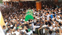Ribuan santri berebut memegang keranda jenazah KH Salahuddin Wahid atau Gus Sholah. 
