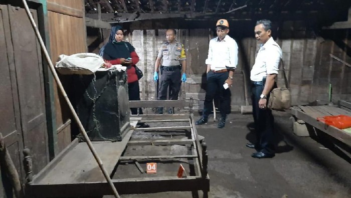 Polisi periksa rumah Siti Ngatiyah (37) di Blora terkait dugaan pembunuhan bayinya yang baru dilahirkan, Senin (3/2/2020).