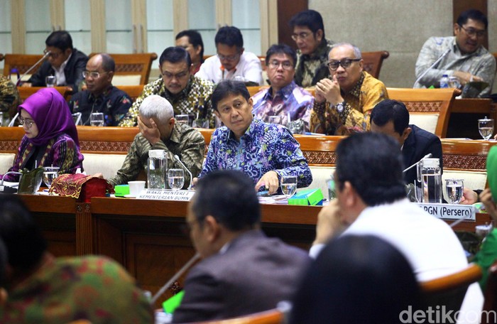 Wamen BUMN hingga Dirut PLN Rapat di DPR Anggota Komisi VI DPR RI Fraksi Gerindra Andre Rosiade menyindir peran Komisaris Utama PT Pertamina (Persero) Basuki Thajaja Purnama (BTP) alias Ahok dalam rapat kerja antara Wakil Menteri BUMN Budi Gunadi Sadikin bersama PLN, Pertamina, dan PGN.