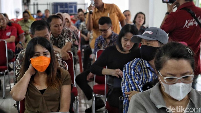Sejumlah warga mengikuti penyuluhan antisipasi virus Corona di kawasan Apartemen Meditarenia Marina dan Apartemen Baywalk, Jakarta Utara, Senin (3/2). Kegiatan tersebut bertujuan memberitahu kepada warga tentang bahaya virus Corona dan cara mengantisipasinya.