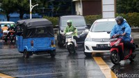 Berikut 5 pelanggaran pemotor yang akan ditindak, tidak menggunakan helm, melanggar stop line (batas berhenti di lampu merah), melanggar marka, menerobos traffic light dan melintas di jalur TransJakarta.
