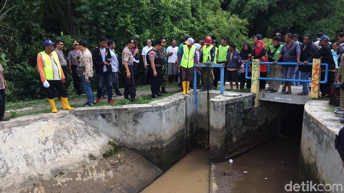 Penutupan pintu flushing Selokan Mataram, Sleman, Senin (3/2/2020).