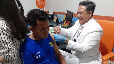 Ekspresi Penggawa Persib Bandung saat Divaksinasi