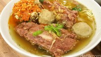  Bakso Rusuk Sunangiri yang ada di Tebet, Jakarta Selatan, dikenal dengan menu rusuk lembutnya dan paduan bakso mercon isi rawit super pedas. Foto: detikFood