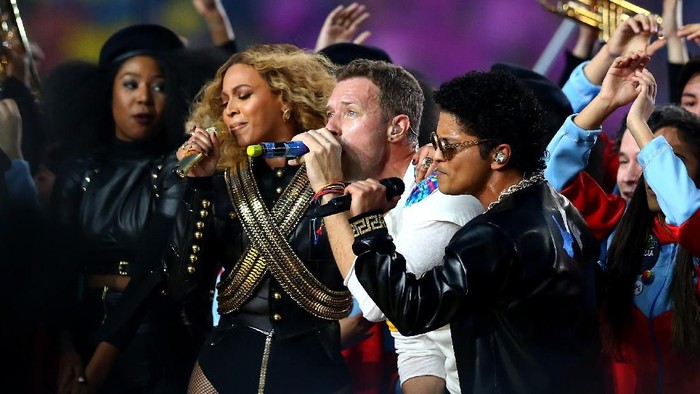 SANTA CLARA, CA - FEBRUARY 07:  Beyonce, Chris Martin of Coldplay, and Bruno Mars perform during the Pepsi Super Bowl 50 Halftime Show at Levis Stadium on February 7, 2016 in Santa Clara, California.  (Photo by Ezra Shaw/Getty Images)