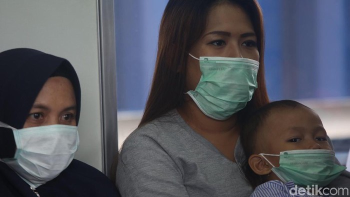 Padatnya aktivitas warga di Stasiun Tanah Abang, Jakarta, membuat PT KCI melakukan sosialisasi terkait virus corona.