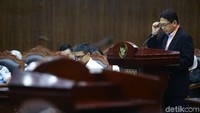 Staf Ahli Hukum dan HAM Agus Hariadi, saat membacakan jawaban pemerintah dalam persidangan di gedung MK, Jl Medan Merdeka Barat, Jakarta Pusat, Senin (3/2/2020), mengatakan pembentukan dewan pengawas KPK didasari ketentuan UU 1945 serta merujuk pada Konvensi United Nations Convention Against Corruption (UNCAC) pada 2003.