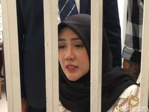 Rey Utami Rela Datang Meski Sakit, Sidang Malah Ditunda