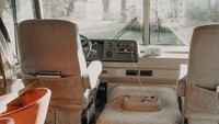 Di bagian depan ada ruang penyimpanan besar. Kursinya juga bisa berputar, jika sedang parkir maka ruangan ini akan dijadikan sebagai ruang tamu. (Destiny dan Adam Clayton)