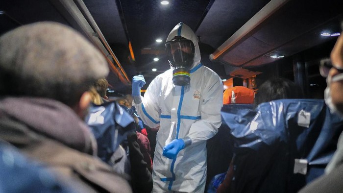 Wabah virus Corona dari China memang cukup membuat warga di seluruh penjuru dunia harus bersiap siaga. Pasalnya, hingga kini ratusan korban jiwa telah menjadi korbannya.