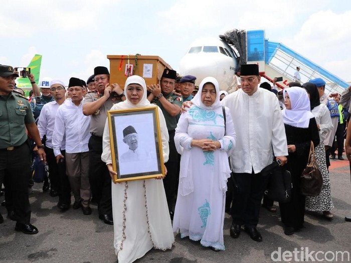 Kedatangan jenazah Gus Sholah di Bandara Juanda