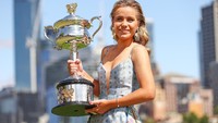 Seperti juara sebelumnya, Sofia Kenin menjalani sesi foto setelah menjadi juara Australia Terbuka 2020. (Graham Denholm/Getty Images)