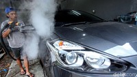 Uap dihasilkan dari sebuah alat yang menggunakan pemanas berbahan bakar gas dan listrik.