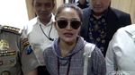 Diperiksa soal Kasus MeMiles, Siti Badriah Cium Tangan Polisi