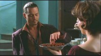 Begini gaya Johnny saat beradegan di salah satu film romantis berjudul Chocolat, di mana ia harus menyantap cokelat dengan sensual. Foto: Istimewa