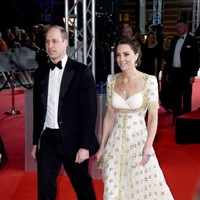 Gaun tersebut pertama kali menemani penampilan Kate Middleton untuk acara jamuan kenegaraan di Malaysia pada 2012 silam. Gaun putih itu tampak menawan dengan payetan emas berbentuk bunga-bungaan. (Foto: Getty Images)