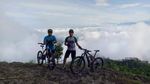 Gowes Hingga ke Atas Awan di Puncak Gunung Gajah