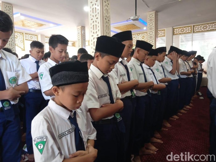 siswa MTs salat gaib untuk Gus Sholah