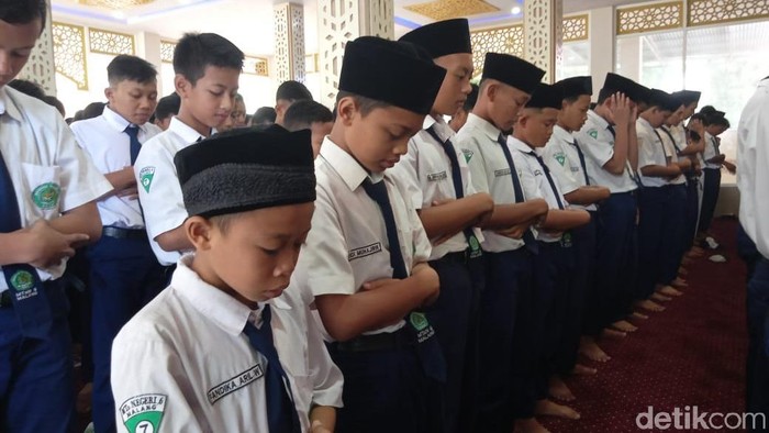 siswa MTs salat gaib untuk Gus Sholah