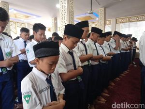 Doa Masuk dan Keluar Masjid Sesuai Sunnah, Hafalkan Yuk!