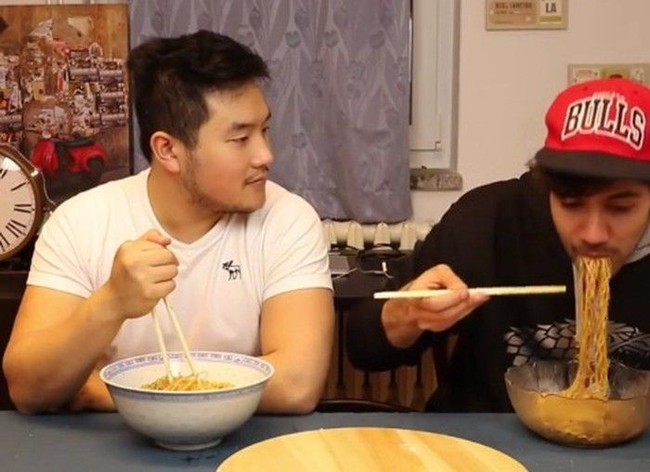 Kepincut Makanan Indonesia, 5 Bule Ini Lahap Bubur Ayam hingga Pete