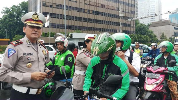  Polisi memberitahu kepada pengendara seputar E-TLE. 