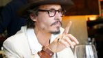 Lihat Lagi Gaya Keren Johnny Depp Saat Ngopi dan Ngemil Cokelat