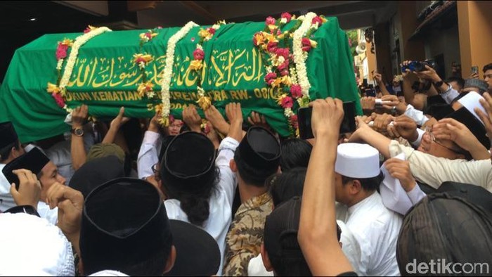Ribuan Santri Ponpes Tebuireng Berebut Pegang Keranda Jenazah Gus Sholah