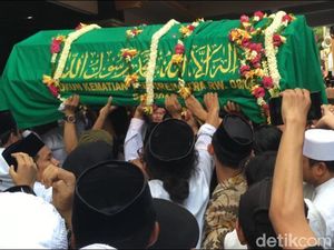 Apakah Boleh Seorang Istri Memandikan Jenazah Suaminya?