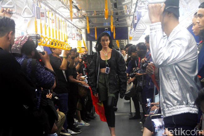 Fashion Rocks menggelar fashion show perdana di gerbong MRT Jakarta dengan menampilkan karya tiga desainer muda Indonesia: Kelly Vallerie, Wilsen Willim dan Andandika Surasetja, Jumat [31/1/2020]. Foto: Mohammad Abduh/Wolipop