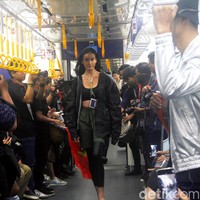 Fashion Rocks menggelar fashion show perdana di gerbong MRT Jakarta dengan menampilkan karya tiga desainer muda Indonesia: Kelly Vallerie, Wilsen Willim dan Andandika Surasetja, Jumat [31/1/2020]. Foto: Mohammad Abduh/Wolipop