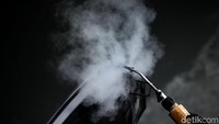 Setelah menunggu beberapa saat sampai tekanannya cukup, maka uap air bisa dihasilkan dari mesin cuci mobil uap ini. 