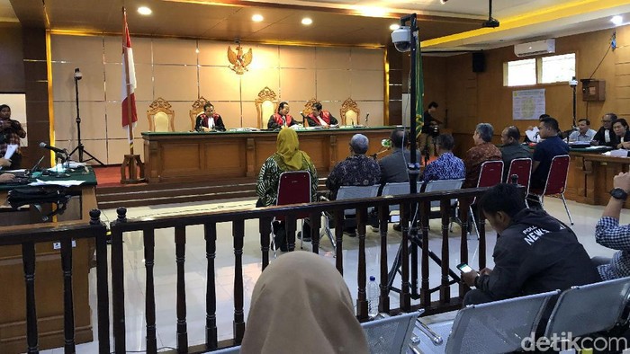 Mantan Gubernur, Wagub Jabar Ahmad Heryawan (Aher)-Deddy Mizwar (Demiz) dan Bupati Bekasi nonaktif Neneng Hassanah Yasin bersaksi di sidang kasus suap Meikarta yang berlangsung di Pengadilan Tipikor Bandung, Jalan LLRE Martadinata, Kota Bandung, Senin (3/2/2020). Mereka bersaksi untuk terdakwa Sekda Jabar nonaktif Iwa Karniwa.